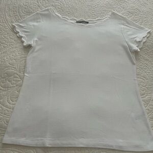 T Tahari White Scallop Trim Short Sleeve Top